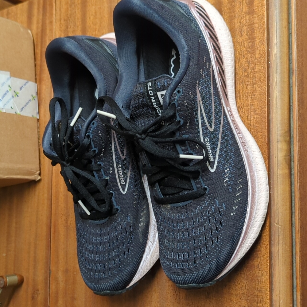 Tennis shoes
